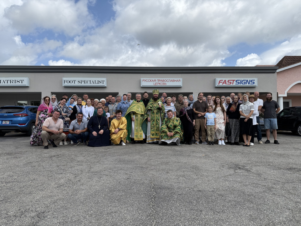 Переход к новому: братия и прихожане перенесли святыню в новый дом Фото