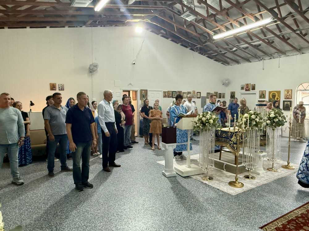 Неделя 12-я по Пятидесятнице. Попразднство Успения Пресвятой Богородицы. Мчч. Фло́ра и Ла́вра.