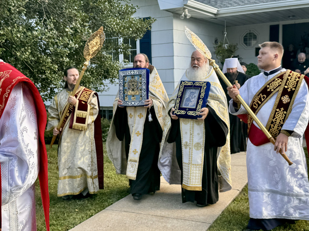 Чудотворные иконы и братия. Торжества в Ховелле