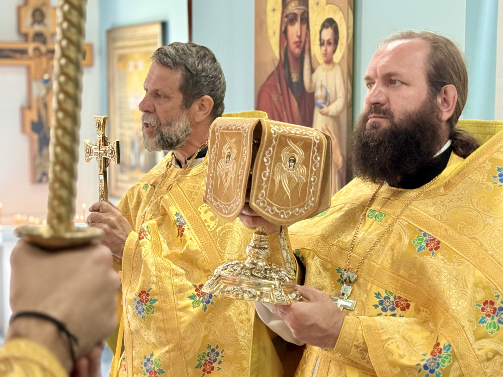 Неделя 13-я по Пятидесятнице. Перенесение мощей ап. Варфоломе́я. Ап. от 70-ти Ти́та, еп. Критского.