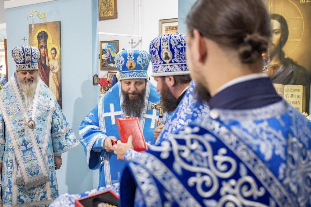 ПРЕСТОЛЬНЫЙ ПРАЗДНИК | БОЖЕСТВЕННАЯ ЛИТУРГИЯ — ЧАСТЬ 5
Поздравление архипастырей и памятные подарки